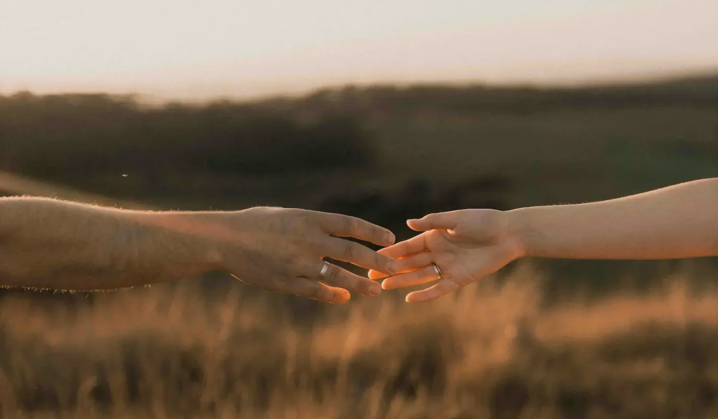 personas-tomadas-de-la-mano